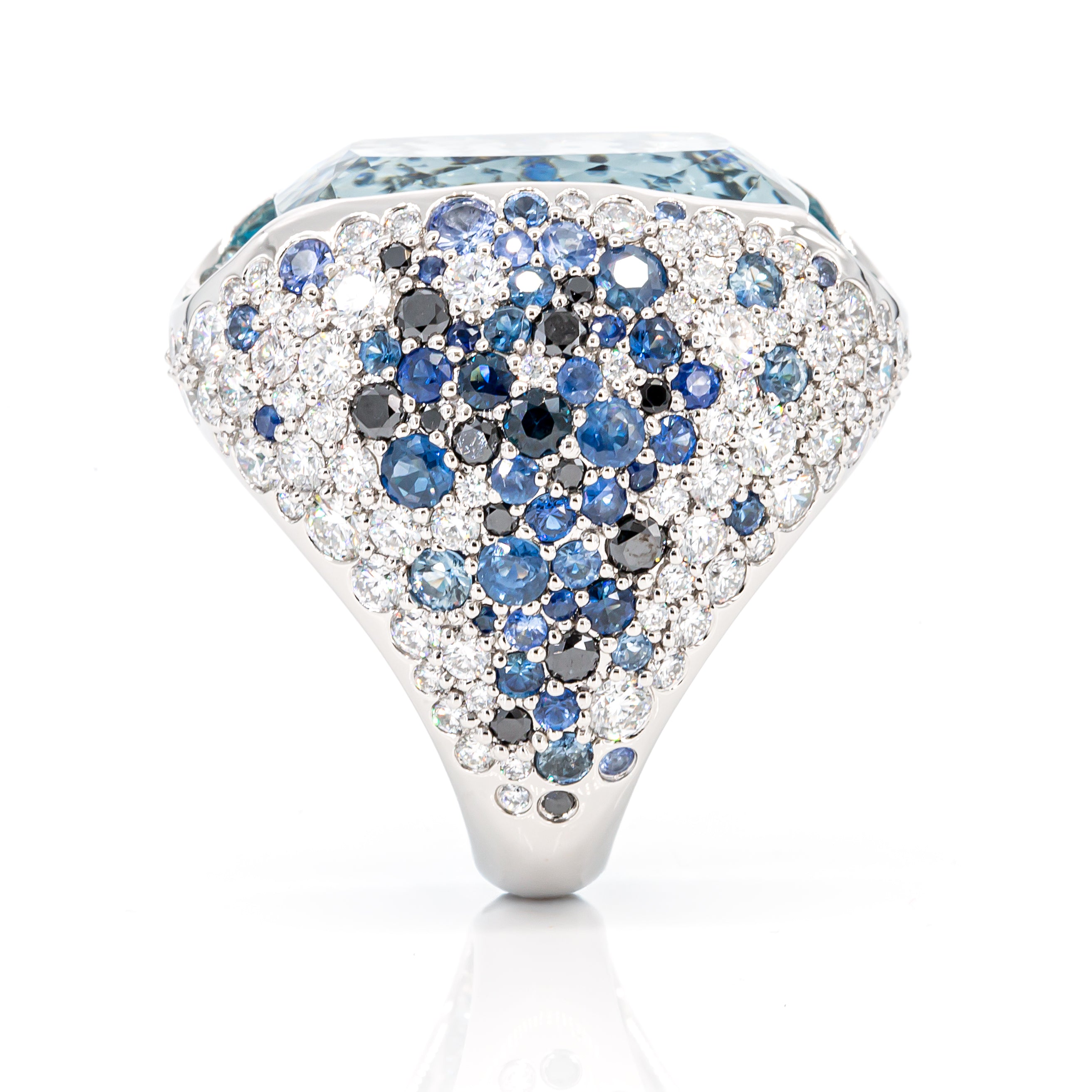 Side view of 29.20ct aquamarine and diamond ring in platinum PT950