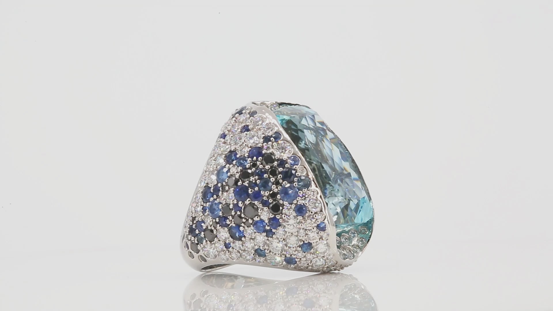 360 view of aquamarine and diamond ring in PT950 platinum